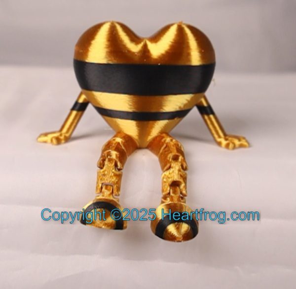 Small Heartfrog, great as Bling, can be a hanging ornament and sit it on display when "not in use". Always a smile. Size: 73mm