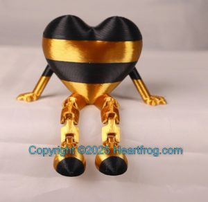 Your small Heartfrog, great as Bling or a hanging ornament and sit it on display when "not in use". Always a smile. Size: 73mm