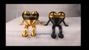 Set of 2 Family - Opposite Twins, black & gold. Pretty and shiny, Bling your small Heartfrog, Jewelry, a hanging ornament and sit it on display when "not in use". Always a smile. Size: 73mm