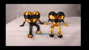 Family Set (2) - Opposite Twins, black & gold. Bling your small Heartfrog, Jewelry, a hanging ornament and sit it on display when "not in use". Always a smile. Size: 73mm