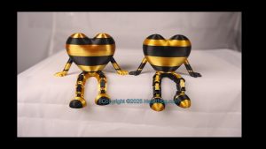 Opposite Twins- Family Set (2), black & gold. Bling your small Heartfrog, Jewelry, a hanging ornament and sit it on display when "not in use". Always a smile. Size: 73mm