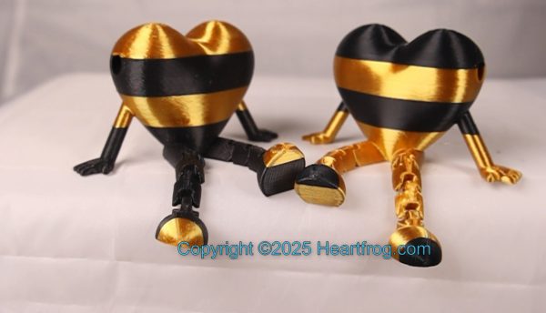 Opposite Twins- Family Set (2), black & gold. Bling your small Heartfrog, Jewelry, a hanging ornament and sit it on display when "not in use". Always a smile. Size: 73mm - Image 2