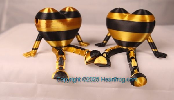 Opposite Twins- Family Set (2), black & gold. Bling your small Heartfrog, Jewelry, a hanging ornament and sit it on display when "not in use". Always a smile. Size: 73mm - Image 2