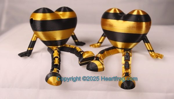 Opposite Twins- Family Set (2), black & gold. Bling your small Heartfrog, Jewelry, a hanging ornament and sit it on display when "not in use". Always a smile. Size: 73mm - Image 2