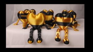 Heartfrog Family Set (4), desk or Bling, a hanging ornament and sit it on display when "not in use". Always a smile. Size: 73mm