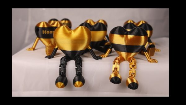 Heartfrog Family Set (4), desk or Bling, a hanging ornament and sit it on display when "not in use". Always a smile. Size: 73mm