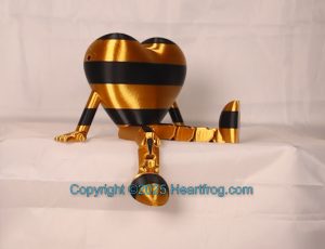 Gold / Black, pretty and shiny, Bling your Heartfrog, Jewelry, a hanging ornament and sit it on display when "not in use". Always a smile. Size: 150mm