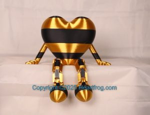 Gold and Black, pretty and shiny, Bling your Heartfrog, Jewelry, a hanging ornament and sit it on display when "not in use". Always a smile. Size: 150mm